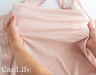 写真：ブラ付き前開きタンクトップの伸縮性