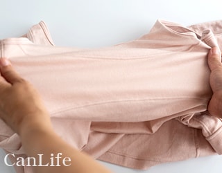 写真：ブラ付き前開きタンクトップの伸縮性