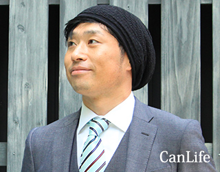 抗がん剤脱毛ケア帽子／オーガニックコットン・ロールワッチゆるり帽子、男性モデルの写真