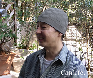 写真＝男性用帽子／抗がん剤帽子　シルク100％イスラムワッチを男性がかぶっている様子