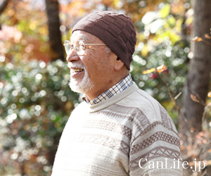写真＝男性用帽子／抗がん剤帽子　シルク100％イスラムワッチを男性がかぶっている様子