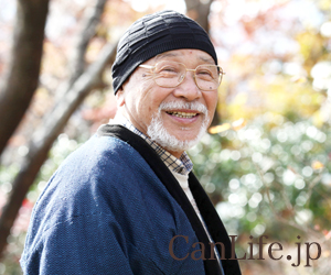 男性用帽子／抗がん剤帽子　シルク100％イスラムワッチを男性がかぶっている様子