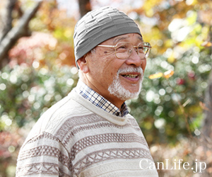 男性用帽子／抗がん剤帽子　シルク100％イスラムワッチを男性がかぶっている様子