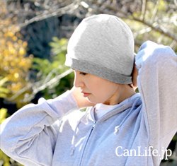 医療用帽子 抗がん剤帽子 就寝用 炭のチカラ帽子の紹介写真：男性がかぶっている様子
